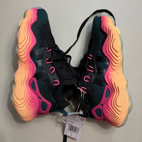 NWT - Adidas Trae Young 3 Basketball Shoes - Youth US 4 / EU 36 / Women 5 - Picture 4 of 9